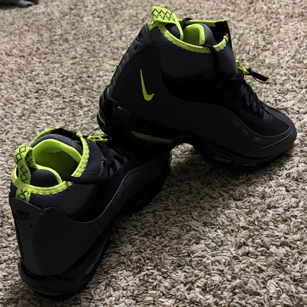 Size - 9.5 Nike Air Max 95 Sneakerboot
Anthracite Volt